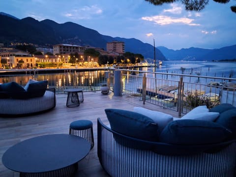 Patio, Night, Solarium, Evening entertainment, City view, Lake view, sunbed