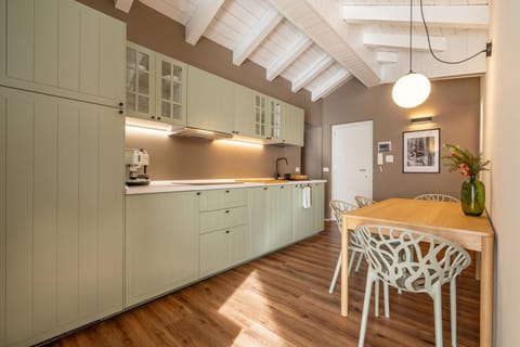 Kitchen or kitchenette, Dining area