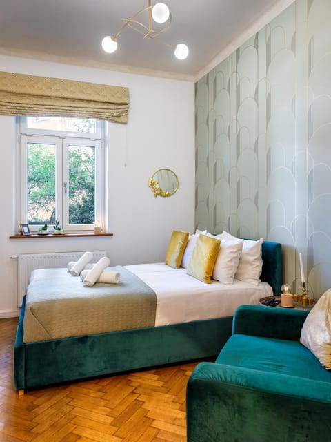 Bed, Living room, Photo of the whole room, Seating area