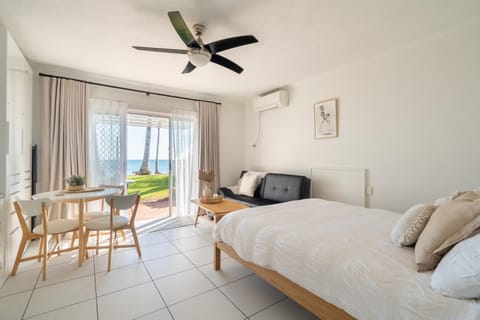 Living room, Photo of the whole room, Seating area, Dining area, Bedroom