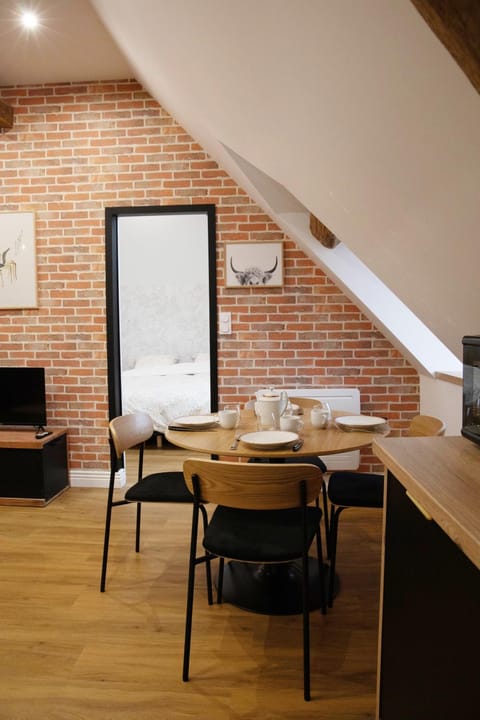 TV and multimedia, Living room, Seating area, Dining area
