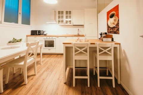 Kitchen or kitchenette, Kitchen or kitchenette, Photo of the whole room, Communal kitchen, microwave, oven, stove
