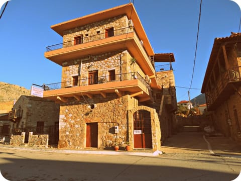 Property building, Facade/entrance, Day, Neighbourhood