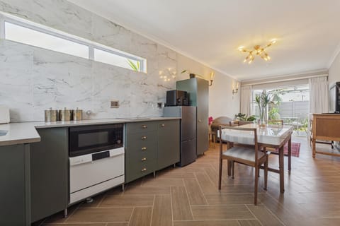 Kitchen or kitchenette, Dining area, stove