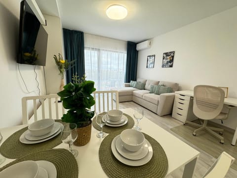 TV and multimedia, Living room, Seating area, Dining area, Evening entertainment