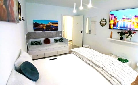 TV and multimedia, Photo of the whole room