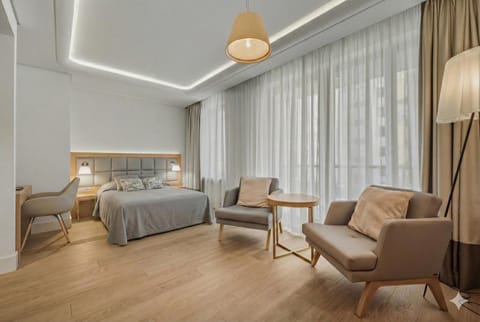 Shower, Restaurant/places to eat, Bathroom, TV and multimedia, Coffee/tea facilities, Kitchen or kitchenette, Location, ATM, concierge, hair dryier, heating, internet, microwave, towels, VIP, dryer