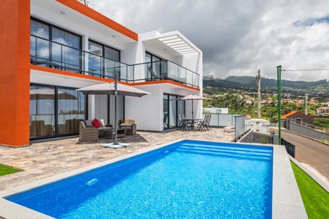 Property building, Summer, Balcony/Terrace, Seating area, Swimming pool, sunbed, sunbed