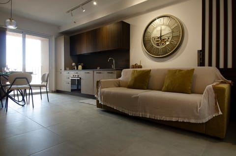 TV and multimedia, Coffee/tea facilities, Balcony/Terrace, Kitchen or kitchenette, Living room, Seating area, Dining area, stove