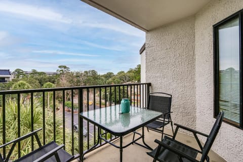 Steps to Sand! Retreat with 2 Pools in Hilton Head Apartment in South Forest Beach