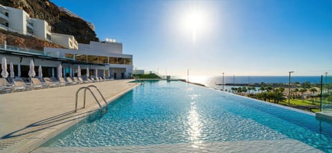 Day, Swimming pool