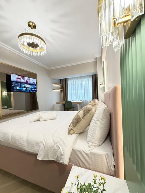 Bed, TV and multimedia, Photo of the whole room, Seating area, Bedroom