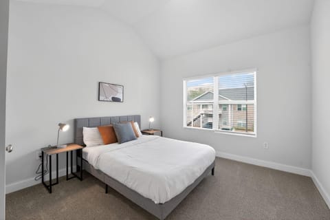 Modern Savannah 2BR Near Shopping Apartment in Savannah