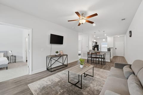 Modern Savannah 2BR Near Shopping Apartment in Savannah