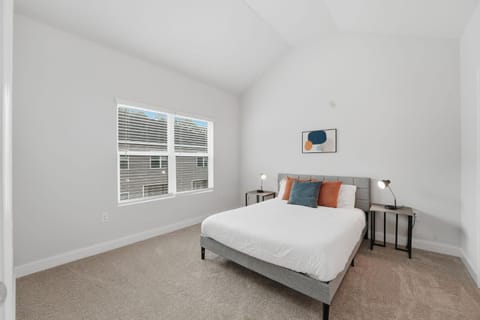 Modern Savannah 2BR Near Shopping Apartment in Savannah