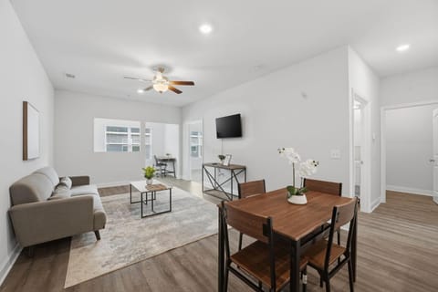 Modern Savannah 2BR Near Shopping Apartment in Savannah