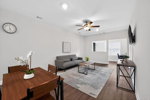 Modern Savannah 2BR Near Shopping Apartment in Savannah