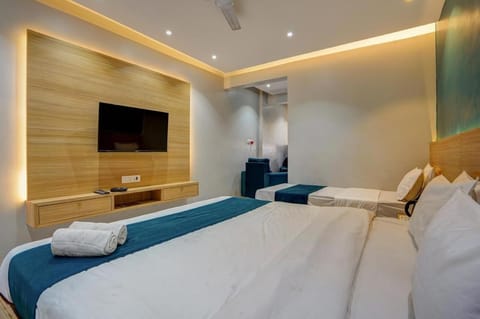Bed, TV and multimedia, Photo of the whole room, Bedroom, towels