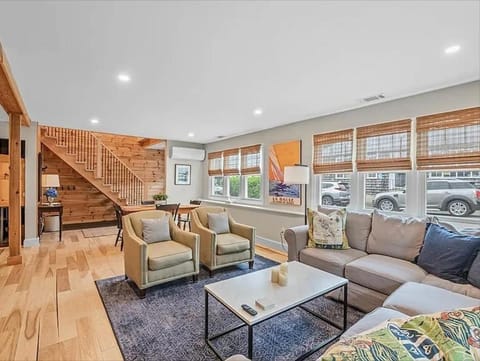 TV and multimedia, Living room, Seating area, heating, air conditioner
