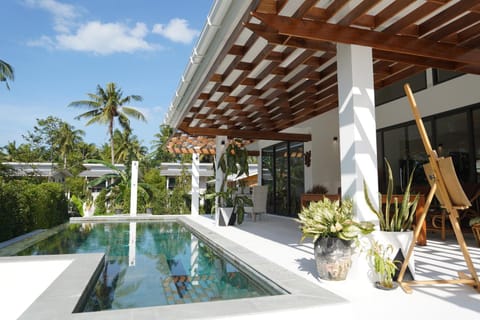 Property building, Patio, Day, Garden, Garden view, Pool view, Swimming pool, sunbed