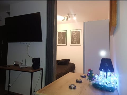 Bed, TV and multimedia, Photo of the whole room