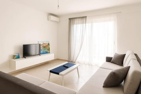 Communal lounge/ TV room, Living room, Seating area, Evening entertainment