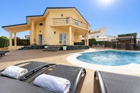 Facade/entrance, Off site, BBQ facilities, Swimming pool, sunbed