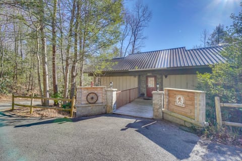 Hike and Explore in Gatlinburg! Peaceful Lodge House in Gatlinburg