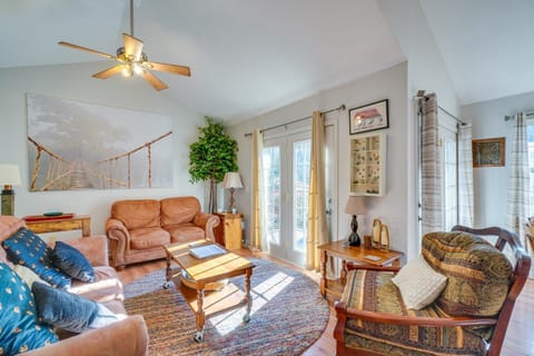 Hike and Explore in Gatlinburg! Peaceful Lodge House in Gatlinburg