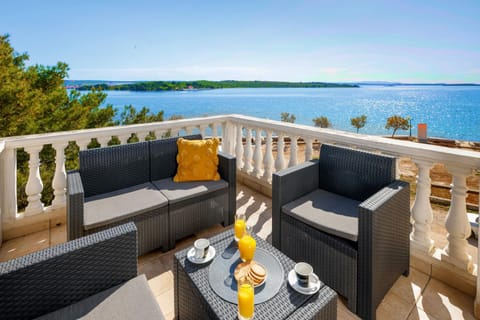 Day, View (from property/room), Balcony/Terrace, Seating area, Dining area, Sea view