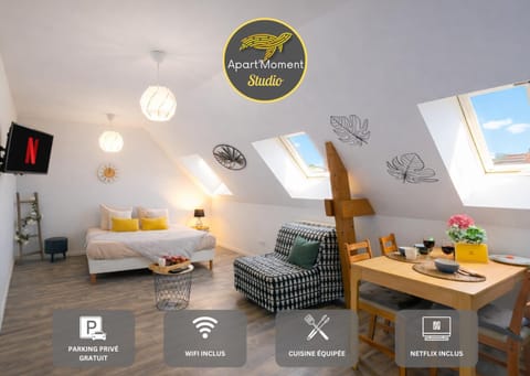 Bed, TV and multimedia, Photo of the whole room, Bedroom, towels