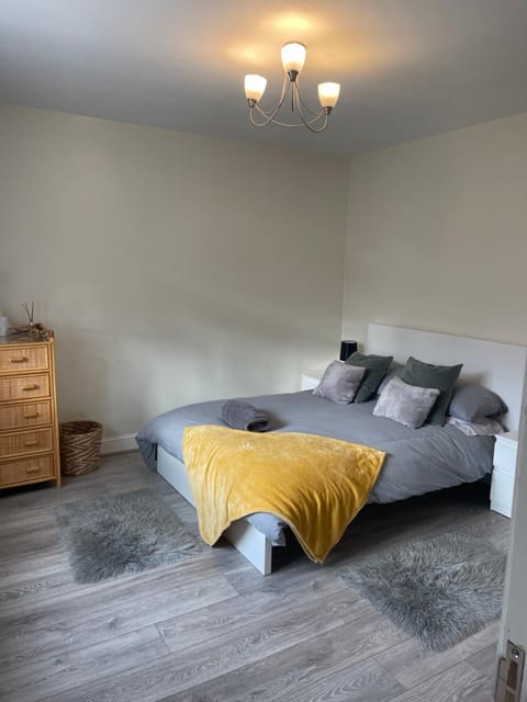 Bed, TV and multimedia, Decorative detail, Bedroom, Street view, furniture, hair dryier, heating, internet, towels, wardrobe