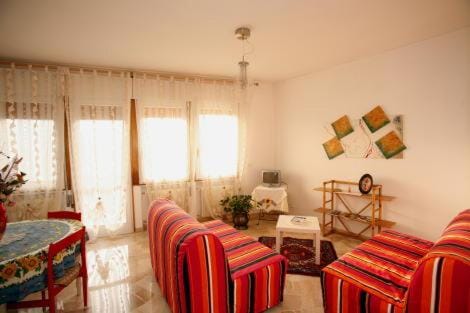 Communal lounge/ TV room, Living room, Seating area