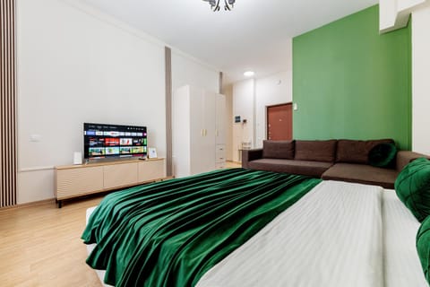 Bed, TV and multimedia, Photo of the whole room, Bedroom