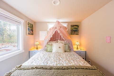 Rainforest Tiny Home Retreat #16 Floral Cottage House in Forks