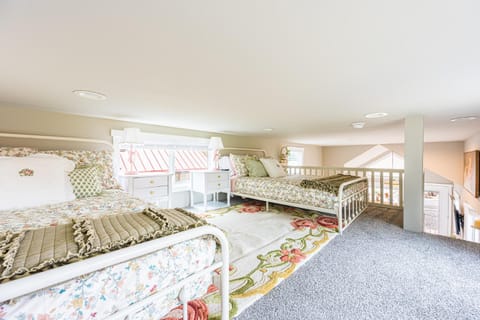 Rainforest Tiny Home Retreat #16 Floral Cottage House in Forks