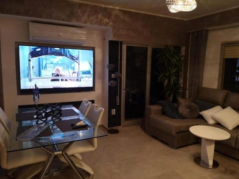 Communal lounge/ TV room, TV and multimedia, Living room, Seating area, Dining area