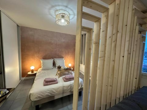 Bed, Bedroom, towels