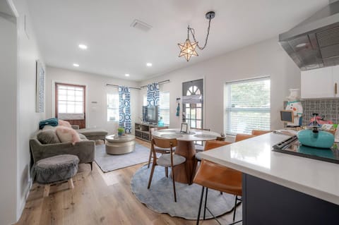 TV and multimedia, Kitchen or kitchenette, Living room, Seating area, Dining area