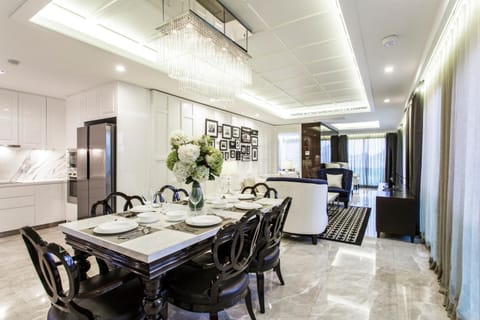 Kitchen or kitchenette, Dining area