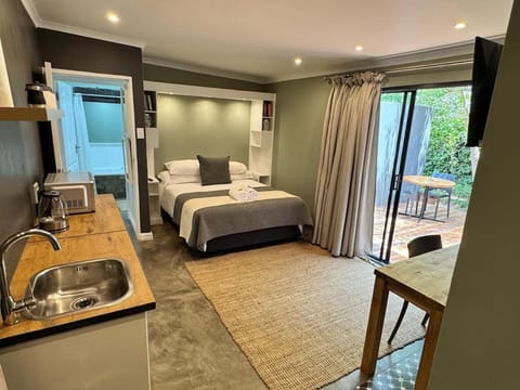 Bed, Kitchen or kitchenette, Photo of the whole room, Bedroom