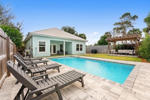 Property building, Patio, Day, Natural landscape, Balcony/Terrace, Pool view, Swimming pool, sunbed