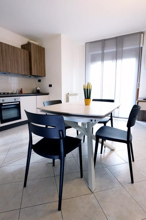 Living room, Seating area, Dining area, stove