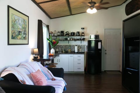 North Shore Studio House in Mokuleia