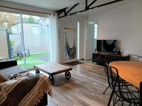 TV and multimedia, Living room, Seating area, Garden view