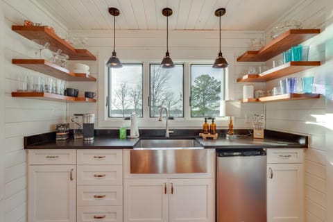 Dock and Serene Views, Lakefront Home in Chappells House in Lake Greenwood