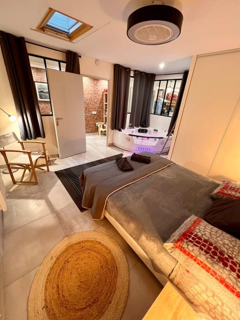 Bed, Hot Tub, Photo of the whole room, Bedroom