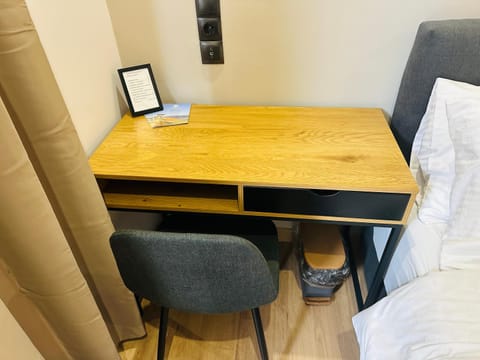 Brown balcony suite no 2 Piraeus Port Apartment in Pireas