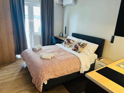 Brown balcony suite no 2 Piraeus Port Apartment in Pireas