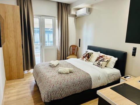 Brown balcony suite no 2 Piraeus Port Apartment in Pireas